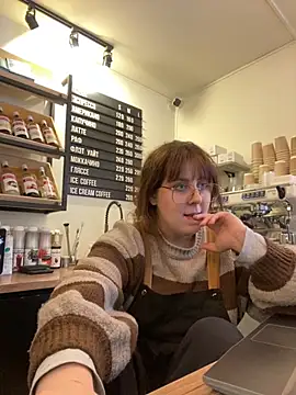 Snapshot of cinnabon_ chatting on 11/19/25, 11:32 cinnabon online show from 11/19/25, 11:32