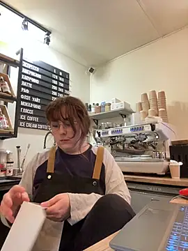 Snapshot of cinnabon_ chatting on 11/20/25, 12:38 cinnabon online show from 11/20/25, 12:38