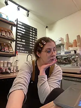 Snapshot of cinnabon_ chatting on 12/20/25, 10:11 cinnabon online show from 12/20/25, 10:11