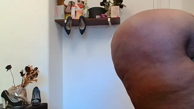 Snapshot of xTALLSEXYBUMx chatting on 09/17/25, 06:04 xTALLSEXYBUMx online show from 09/17/25, 06:04