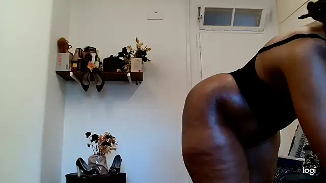 Snapshot of xTALLSEXYBUMx chatting on 10/25/25, 05:26 xTALLSEXYBUMx online show from 10/25/25, 05:26