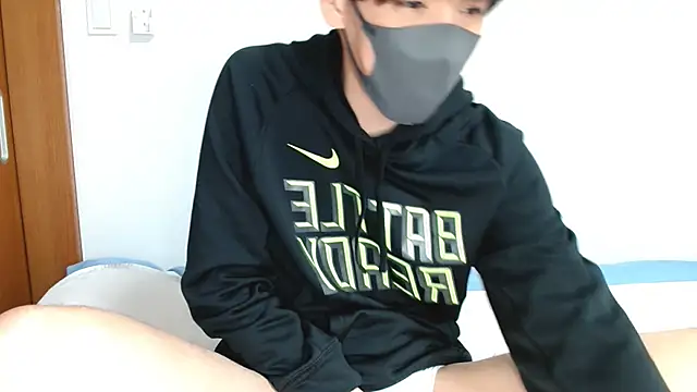 Snapshot of itsme_LEON chatting on 03/17/25, 04:11 itsme LEON online show from 03/17/25, 04:11