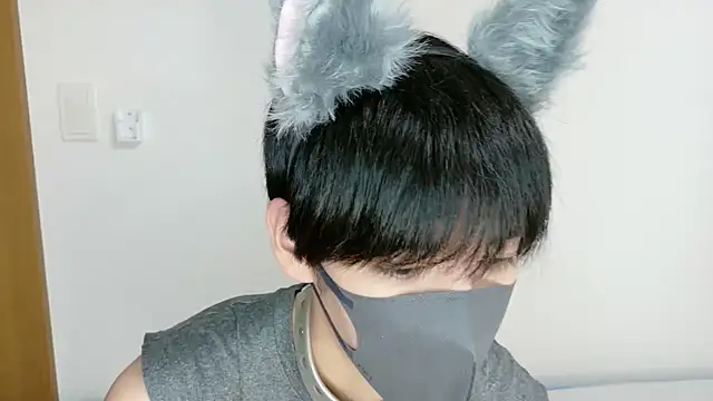 Snapshot of itsme_LEON chatting on 10/22/25, 01:00 itsme LEON online show from 10/22/25, 01:00