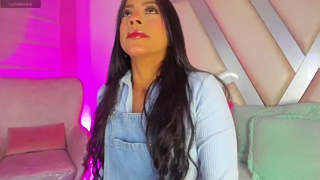 Amber villalobos  online show from 05/17/26, 04:43