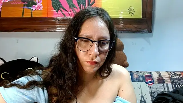 Snapshot of naihroby chatting on 09/17/25, 10:22 naihroby online show from 09/17/25, 10:22