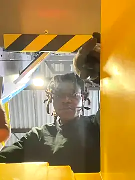 Snapshot of sneakylink13__ chatting on 10/15/25, 02:28 sneakylink13 online show from 10/15/25, 02:28