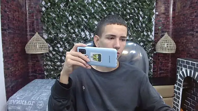 Snapshot of JackSwan18 chatting on 01/05/25, 12:42 JackSwan18 online show from 01/05/25, 12:42