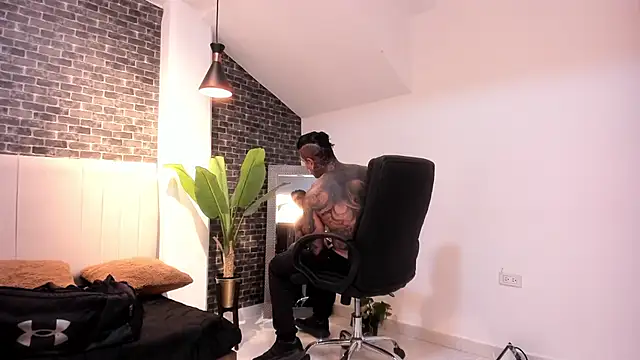 Snapshot of Dantesuarez28 chatting on 12/15/25, 12:42 Dantesuarez28 online show from 12/15/25, 12:42