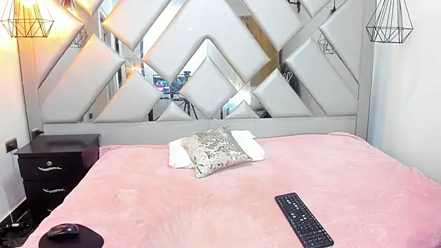 Nahomi-Hill online show from 12/19/25, 01:34