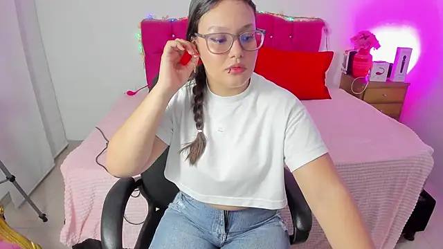 Snapshot of SofiaJoness_ chatting on 12/23/24, 03:29 SofiaJoness online show from 12/23/24, 03:29