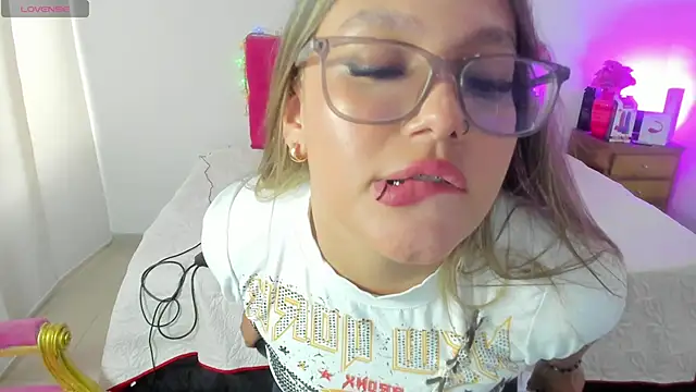 Snapshot of SofiaJoness_ chatting on 03/11/25, 09:15 SofiaJoness online show from 03/11/25, 09:15