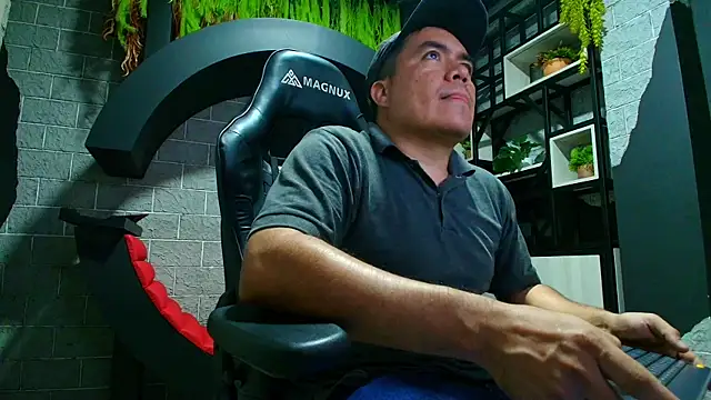 Snapshot of Jhonatan_Morales_S chatting on 01/12/25, 01:32 Jhonatan Morales S online show from 01/12/25, 01:32