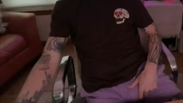 Snapshot of RuffClvb chatting on 10/26/25, 11:31 RuffClvb online show from 10/26/25, 11:31