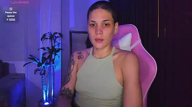 Charlee pink online show from 01/04/25, 12:37