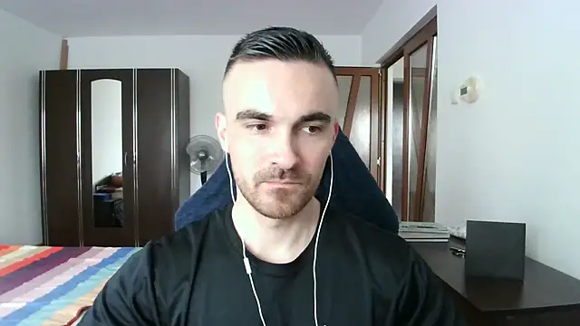 Snapshot of mu5clemania2 chatting on 11/08/25, 10:04 mu5clemania2 online show from 11/08/25, 10:04