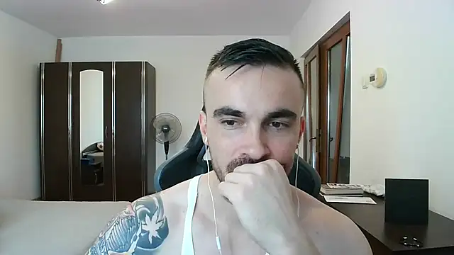 Snapshot of mu5clemania2 chatting on 12/02/25, 11:15 mu5clemania2 online show from 12/02/25, 11:15