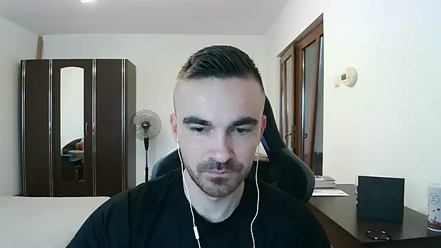 Snapshot of mu5clemania2 chatting on 12/14/25, 09:03 mu5clemania2 online show from 12/14/25, 09:03