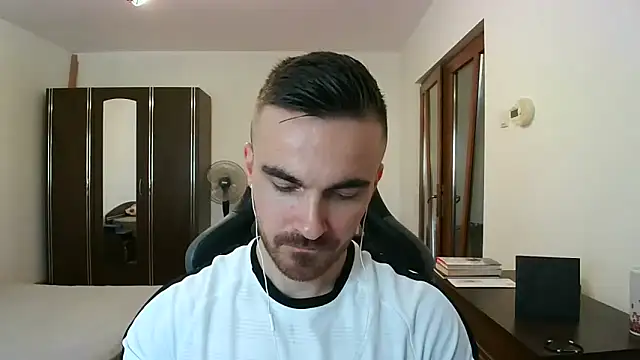 Snapshot of mu5clemania2 chatting on 12/15/25, 01:26 mu5clemania2 online show from 12/15/25, 01:26