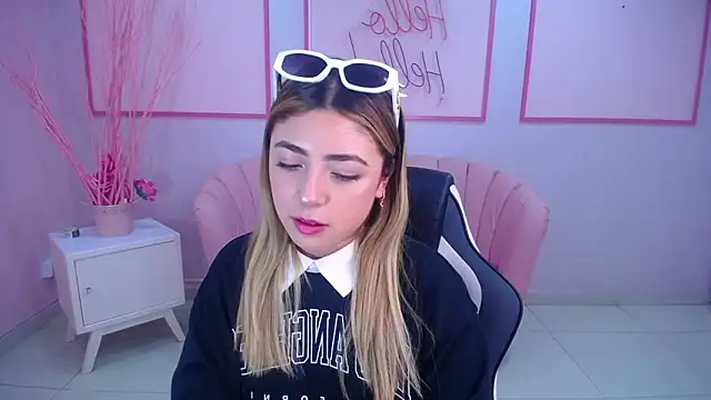 Snapshot of channel_blonde_a chatting on 12/09/24, 04:58 channel blonde a online show from 12/09/24, 04:58