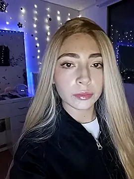 Snapshot of channel_blonde_a chatting on 10/17/25, 04:59 channel blonde a online show from 10/17/25, 04:59