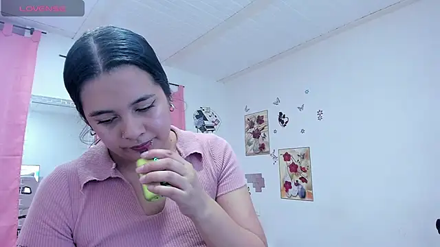 Snapshot of SophieWoods_ chatting on 12/20/24, 03:42 SophieWoods  online show from 12/20/24, 03:42