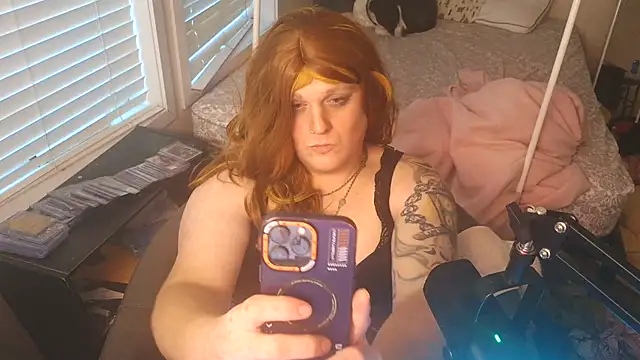 Snapshot of EmberLee chatting on 12/05/25, 12:58 EmberLee online show from 12/05/25, 12:58