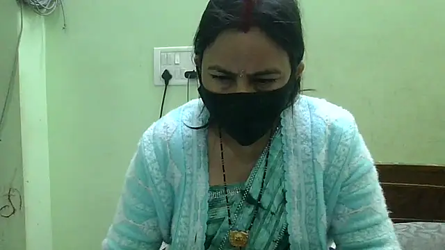 Snapshot of couplesuni chatting on 12/31/24, 10:58 couplesuni online show from 12/31/24, 10:58