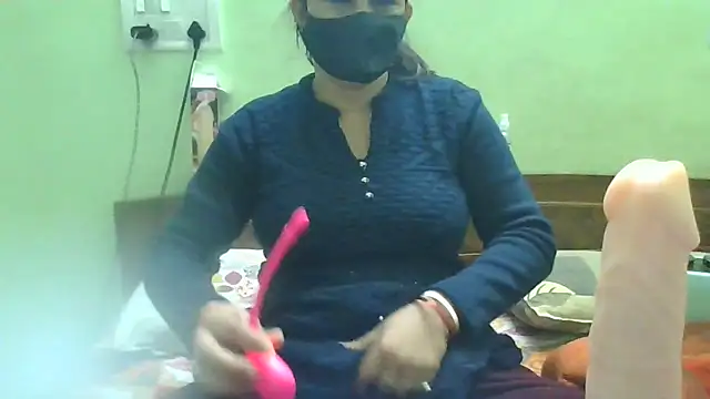 Snapshot of couplesuni chatting on 01/16/25, 04:17 couplesuni online show from 01/16/25, 04:17