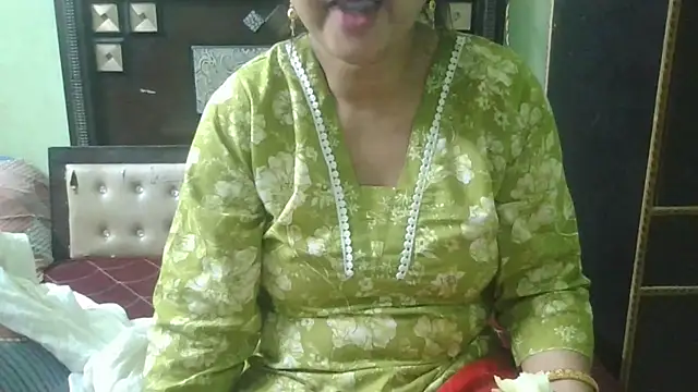 Snapshot of couplesuni chatting on 10/24/25, 03:03 couplesuni online show from 10/24/25, 03:03