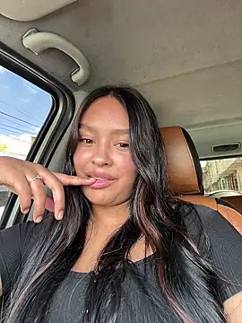 Snapshot of _NINA chatting on 10/15/25, 02:39 NINA online show from 10/15/25, 02:39