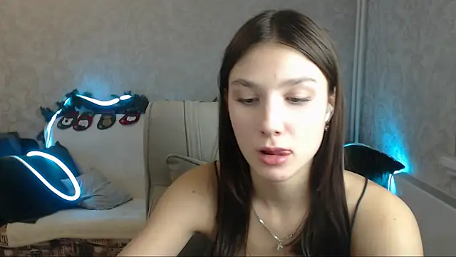 Snapshot of AnaHoney chatting on 12/23/24, 11:14 AnaHoney online show from 12/23/24, 11:14