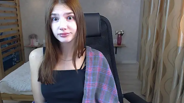 Snapshot of AnaHoney chatting on 09/10/25, 01:05 AnaHoney online show from 09/10/25, 01:05