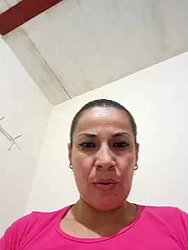 Snapshot of Zaralu_ chatting on 12/23/24, 10:44 Zaralu online show from 12/23/24, 10:44