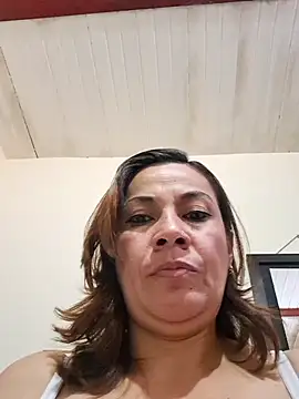 Snapshot of Zaralu_ chatting on 10/17/25, 08:11 Zaralu online show from 10/17/25, 08:11