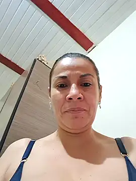 Snapshot of Zaralu_ chatting on 10/24/25, 01:29 Zaralu online show from 10/24/25, 01:29