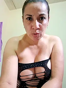 Snapshot of Zaralu_ chatting on 10/27/25, 07:29 Zaralu online show from 10/27/25, 07:29