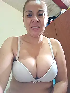 Snapshot of Zaralu_ chatting on 11/17/25, 01:50 Zaralu online show from 11/17/25, 01:50