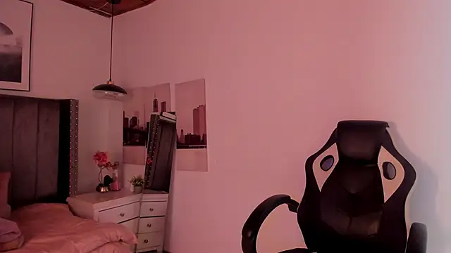 Snapshot of Alaia_Cute chatting on 12/19/24, 02:34 Alaia Cute online show from 12/19/24, 02:34