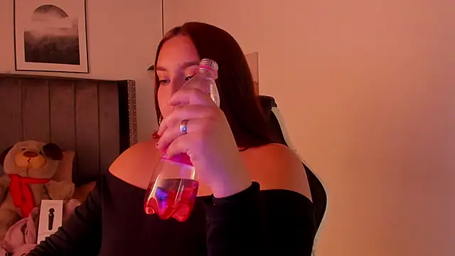 Snapshot of Alaia_Cute chatting on 12/19/24, 05:40 Alaia Cute online show from 12/19/24, 05:40