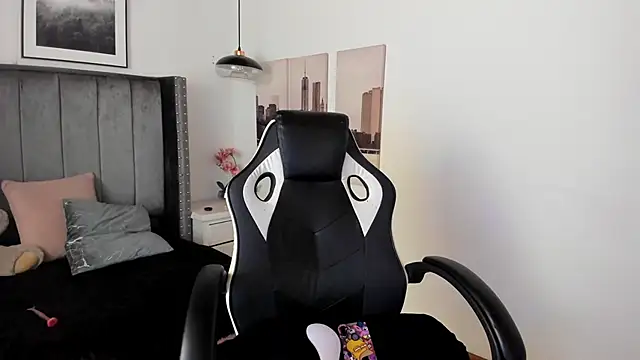 Snapshot of Alaia_Cute chatting on 02/06/25, 02:33 Alaia Cute online show from 02/06/25, 02:33