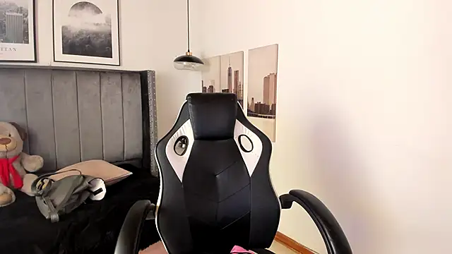 Snapshot of Alaia_Cute chatting on 02/11/25, 02:57 Alaia Cute online show from 02/11/25, 02:57