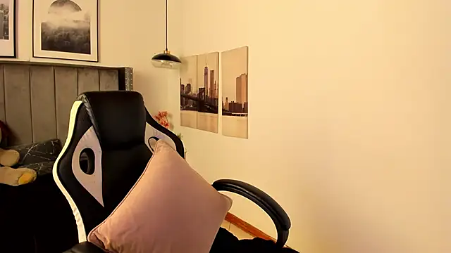 Snapshot of Alaia_Cute chatting on 03/10/25, 03:01 Alaia Cute online show from 03/10/25, 03:01