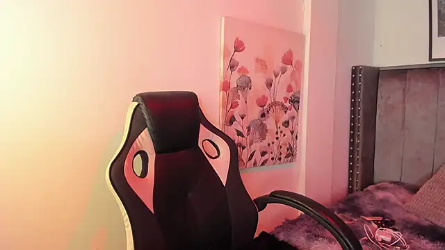 Snapshot of Alaia_Cute chatting on 10/03/25, 03:03 Alaia Cute online show from 10/03/25, 03:03