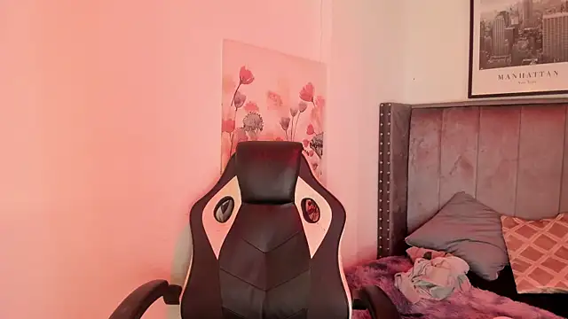 Snapshot of Alaia_Cute chatting on 11/12/25, 03:40 Alaia Cute online show from 11/12/25, 03:40