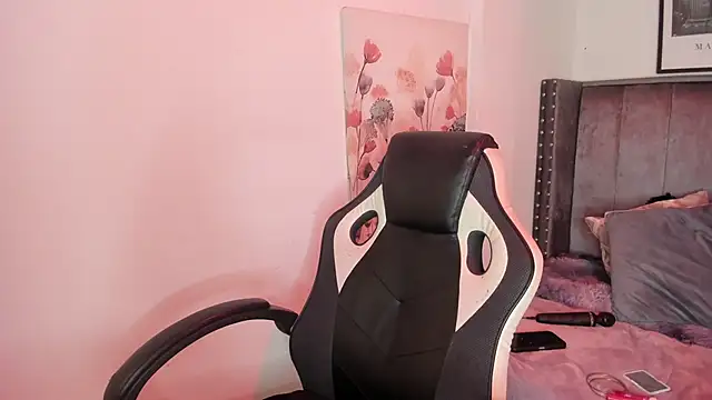 Snapshot of Alaia_Cute chatting on 11/19/25, 04:12 Alaia Cute online show from 11/19/25, 04:12