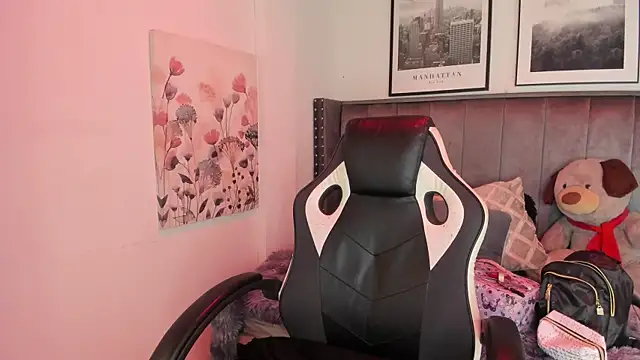 Snapshot of Alaia_Cute chatting on 12/16/25, 02:49 Alaia Cute online show from 12/16/25, 02:49