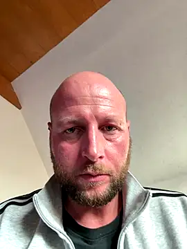 Snapshot of nikeaddicted2 chatting on 11/16/25, 02:00 nikeaddicted2 online show from 11/16/25, 02:00