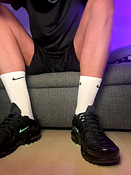 Snapshot of nikeaddicted2 chatting on 11/30/25, 05:11 nikeaddicted2 online show from 11/30/25, 05:11