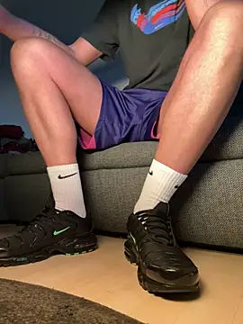 Snapshot of nikeaddicted2 chatting on 12/04/25, 02:26 nikeaddicted2 online show from 12/04/25, 02:26