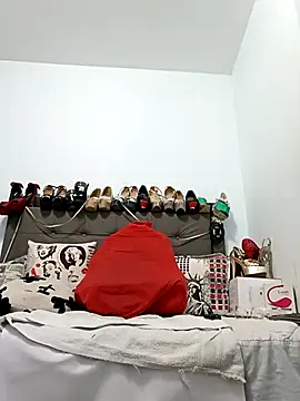 Snapshot of katysquirtdirty chatting on 10/31/25, 11:00 katysquirtdirty online show from 10/31/25, 11:00